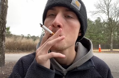 Лечение зависимости от табакокурения Ишимбае Мужчина с сигаретой делает затяжку